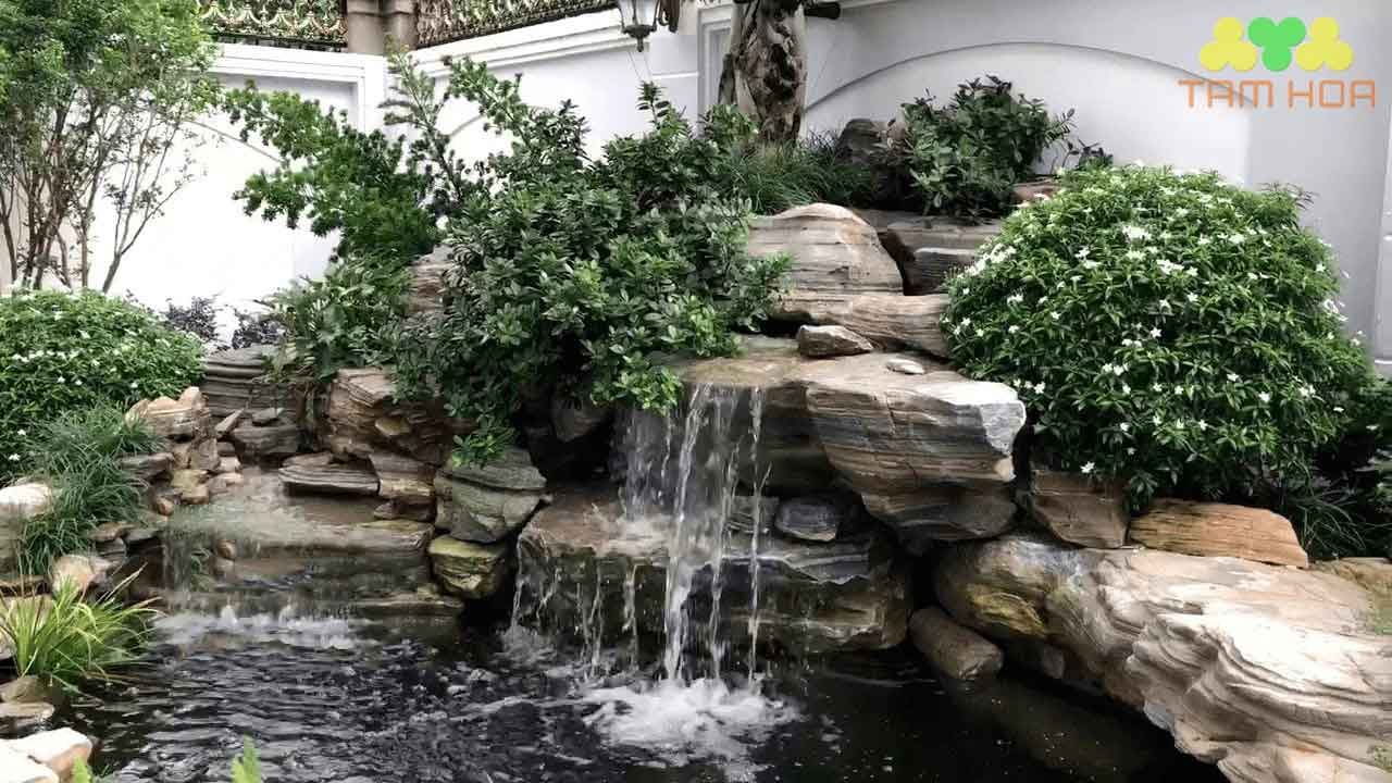 Hòn non bộ đơn giản trang trí sân