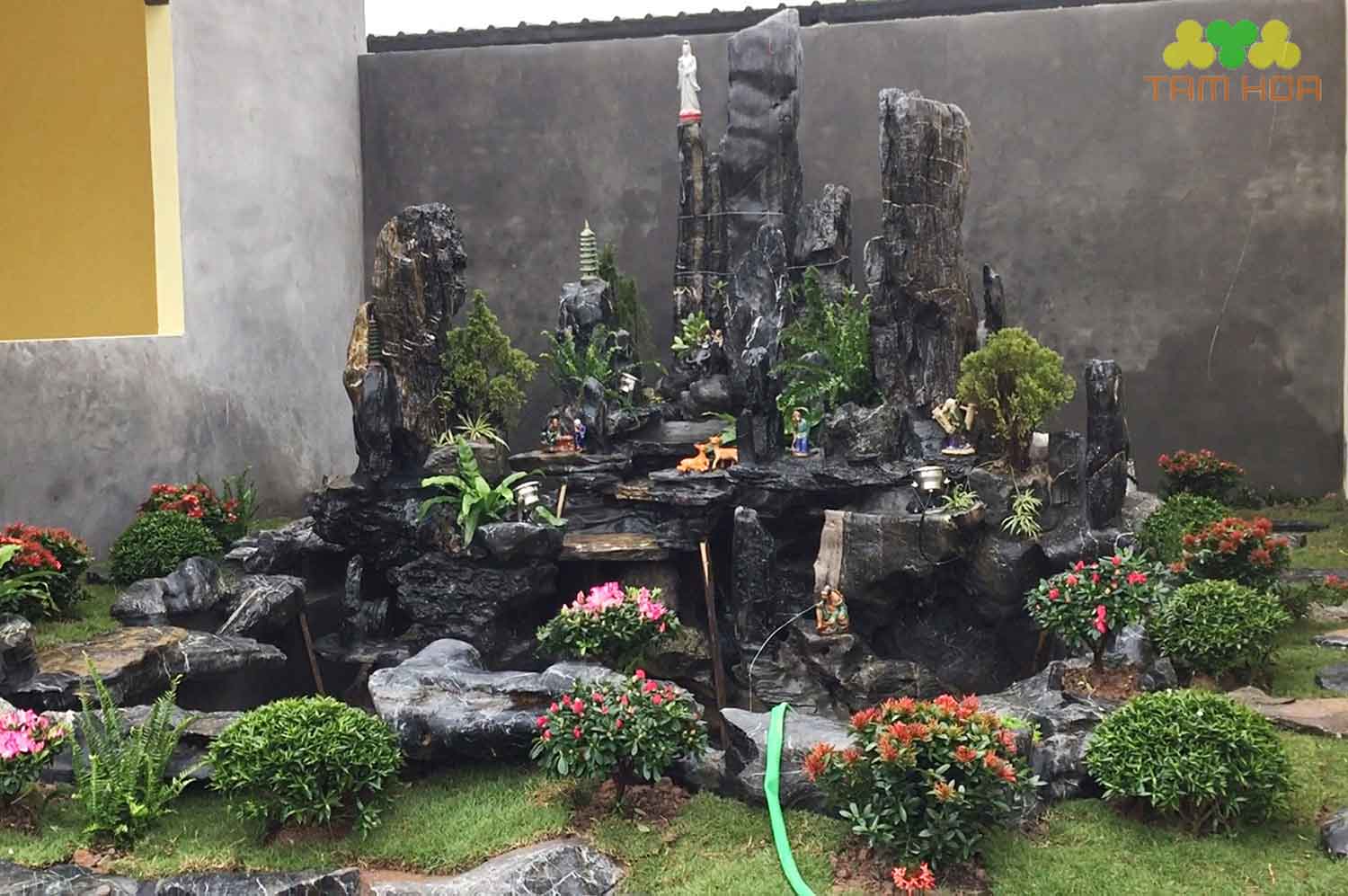 Hòn non bộ đơn giản trang trí sân vườn