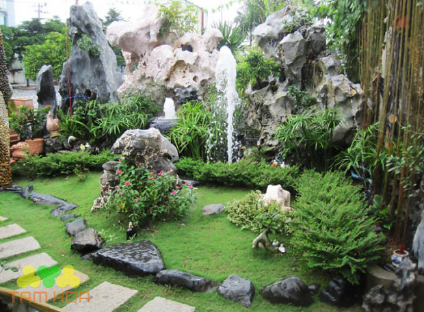 Hòn non bộ đơn giản trang trí khu vườn