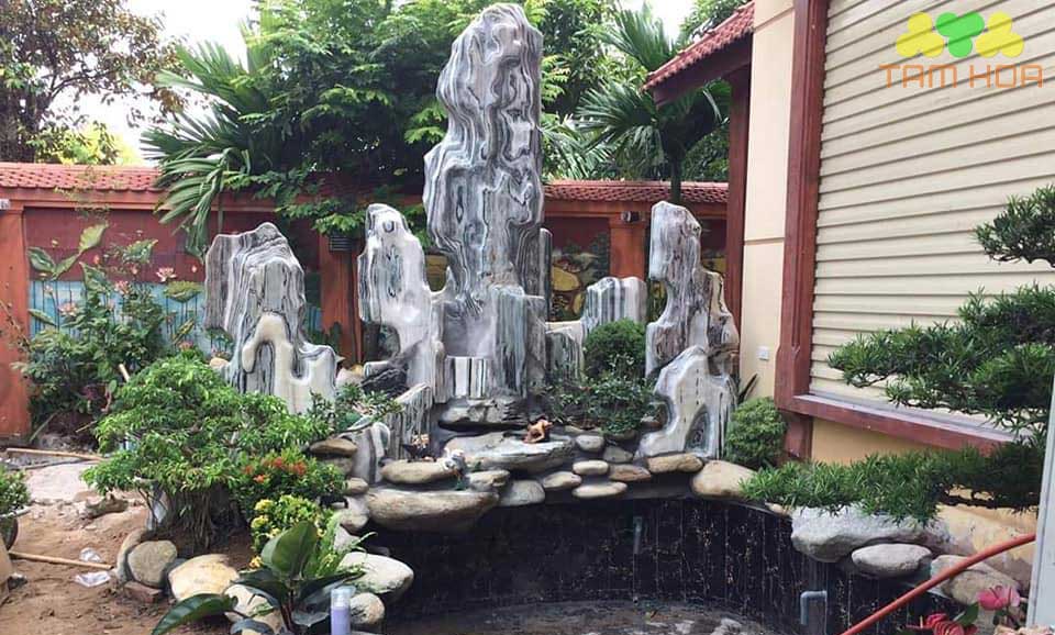 Hòn non bộ khô kết hợp cùng cây xanh