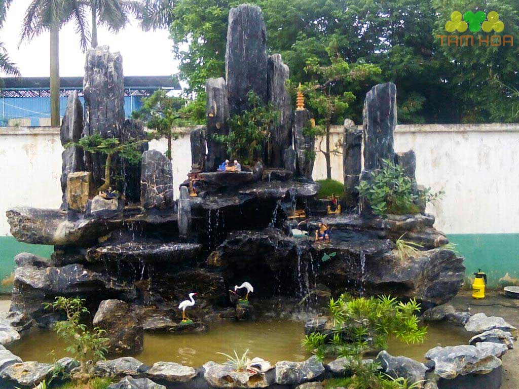 Hòn non bộ ngoài trời xanh