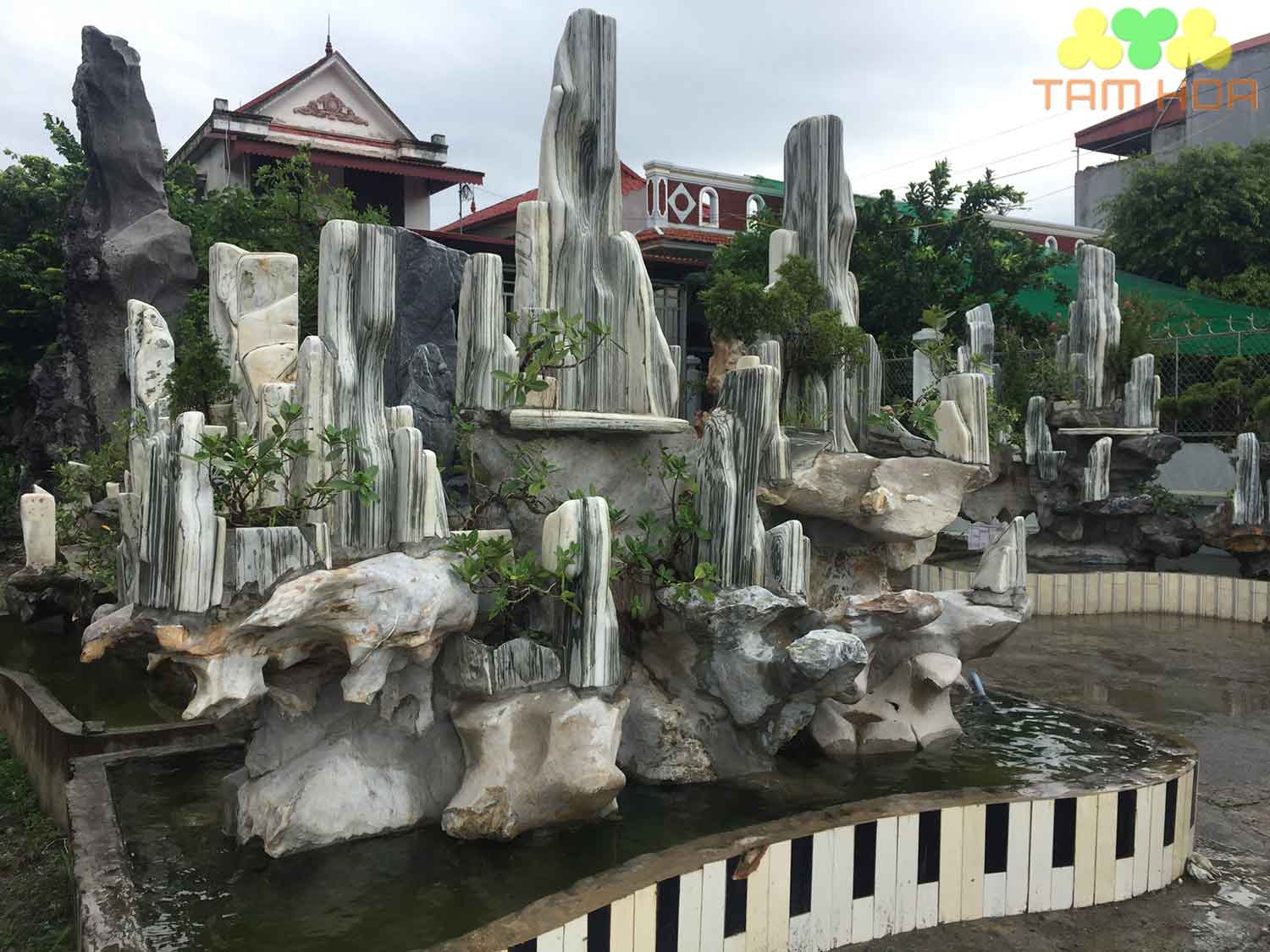 Hòn non bộ ngoài trời nhỏ gọn