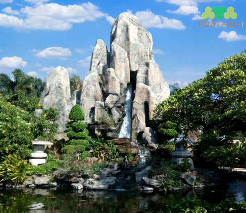 Hòn non bộ ngoài trời tạo bầu không khí trong lành