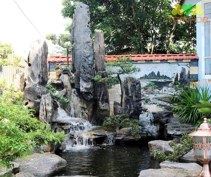 Hòn non bộ thác nước tạo vẻ đẹp không gian