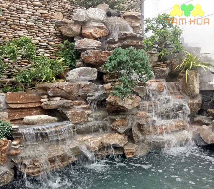 Hòn non bộ thác nước tạo bầu không khí trong lành