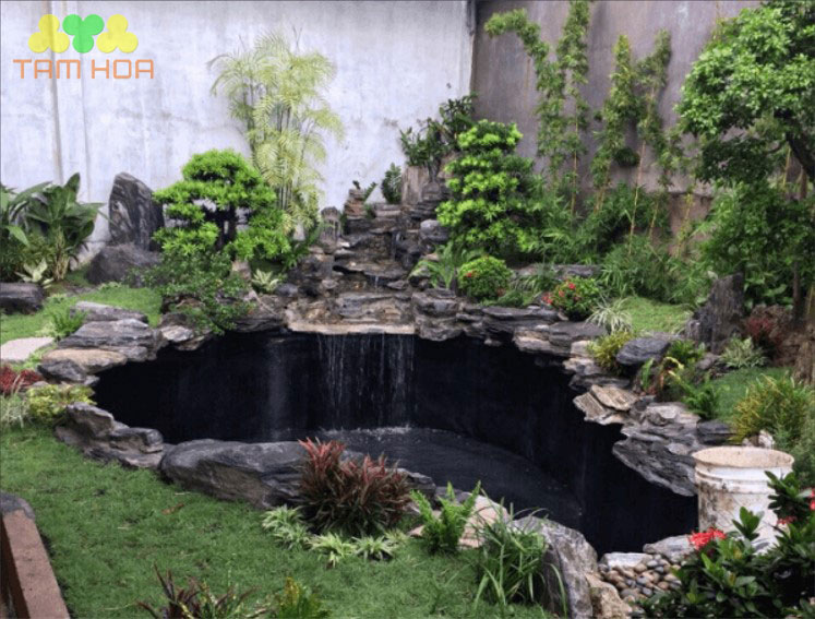 Hòn non bộ thác nước cây trồng đa dạng