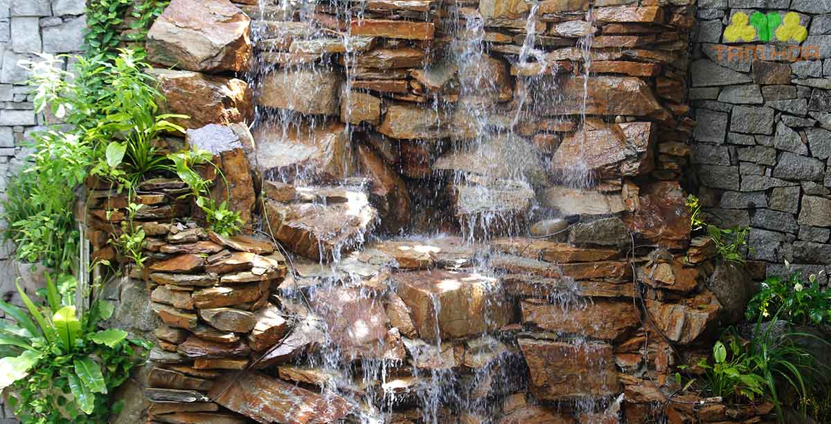 Vị trí đặt hòn non bộ hợp lý nhất là sân vườn tầng 1
