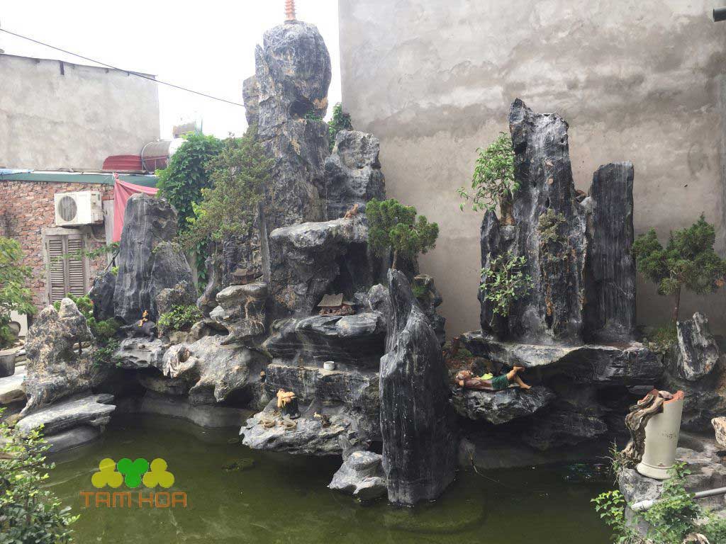 Hòn non bộ thác nước tạo nên vẻ sang trọng ngôi nhà
